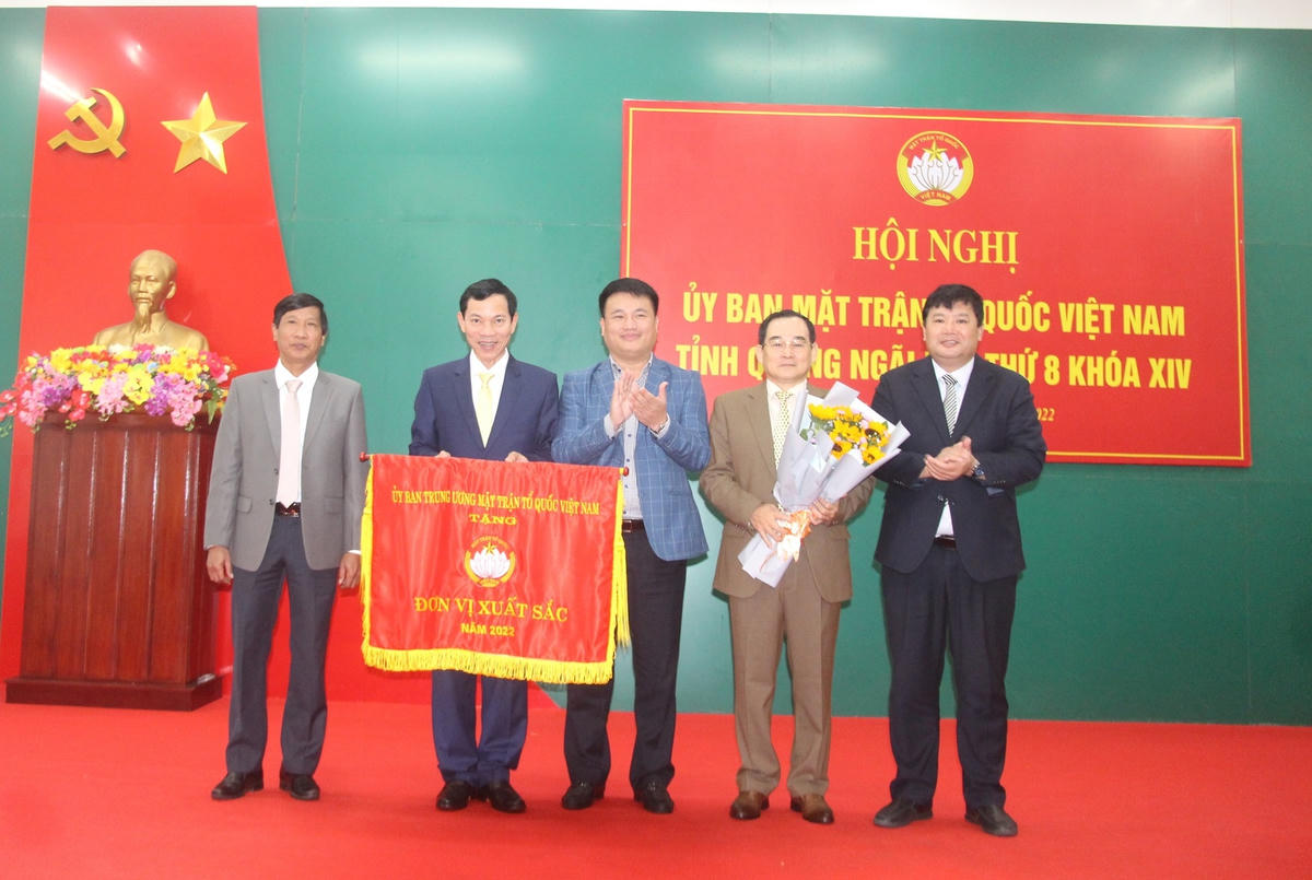 Trao tặng cờ thi đua xuất sắc năm 2022 cho Ủy ban MTTQ Việt Nam tỉnh Quảng Ngãi.