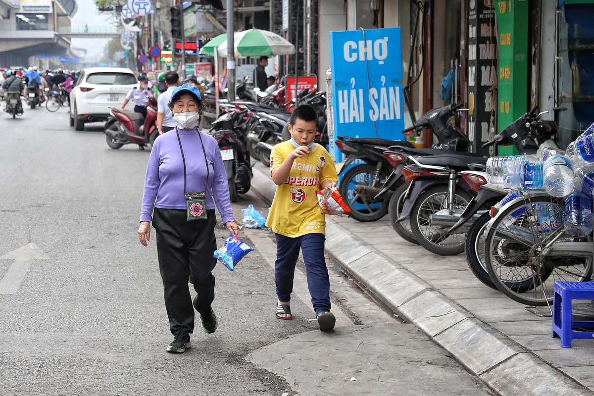 Nhiều người dân đặt câu hỏi rằng, việc dẹp lấn chiếm vỉa hè, lòng, lề đường liệu có khó. Nếu áp dụng xử phạt mạnh, quyết liệt làm thì chẳng ai dám lấn chiếm cả. 