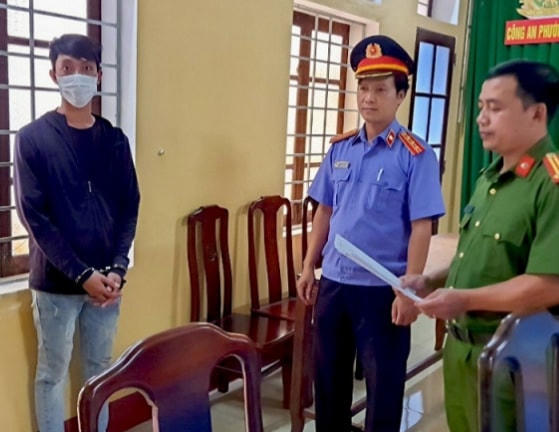 Đối tượng Nguyễn Bá Thắng (bìa trái). Ảnh: Công an cung cấp.