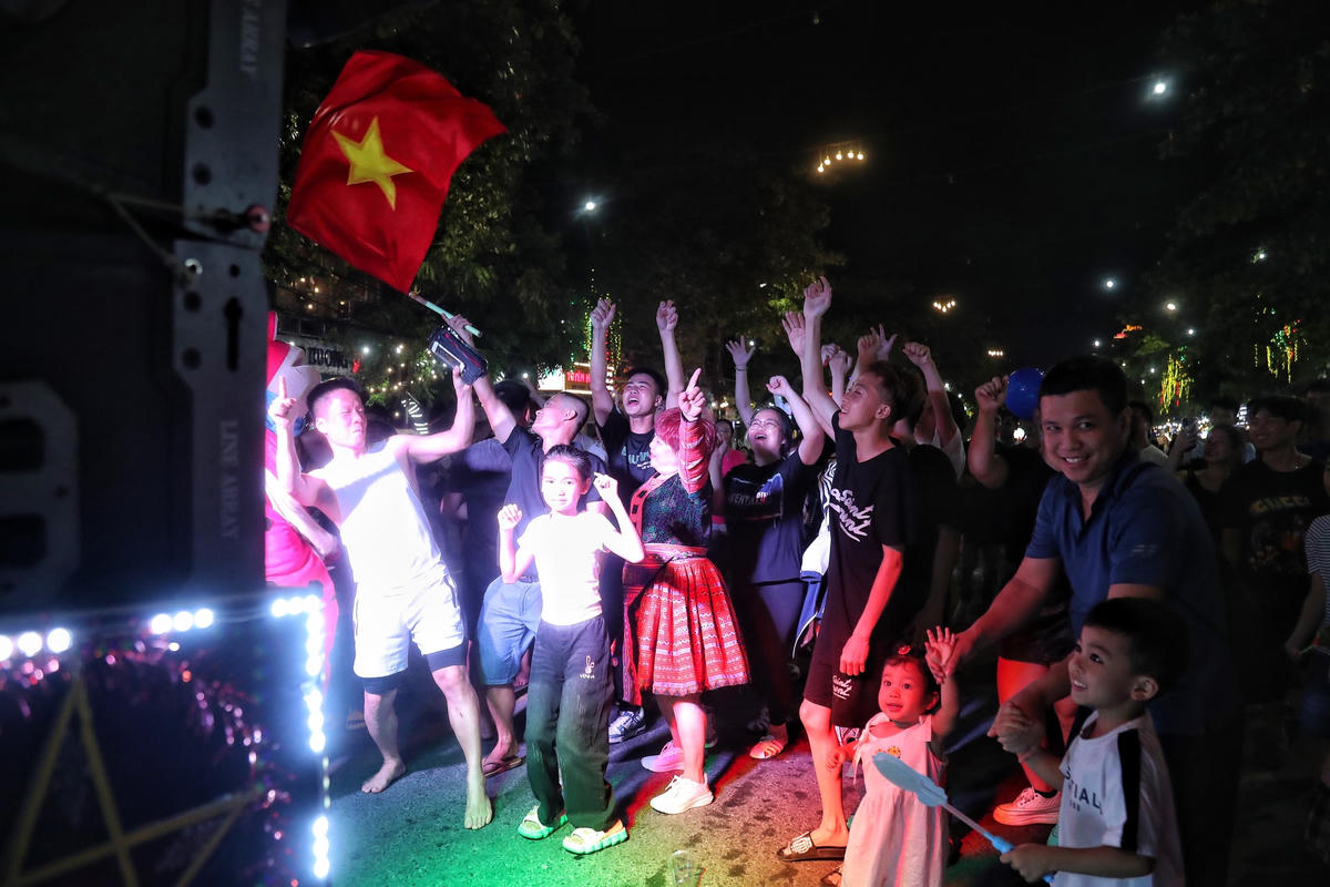 Giới trẻ ùn ùn đổ về nhiều tuyến đường để rước đèn Trung thu khổng lồ tại Tuyên Quang