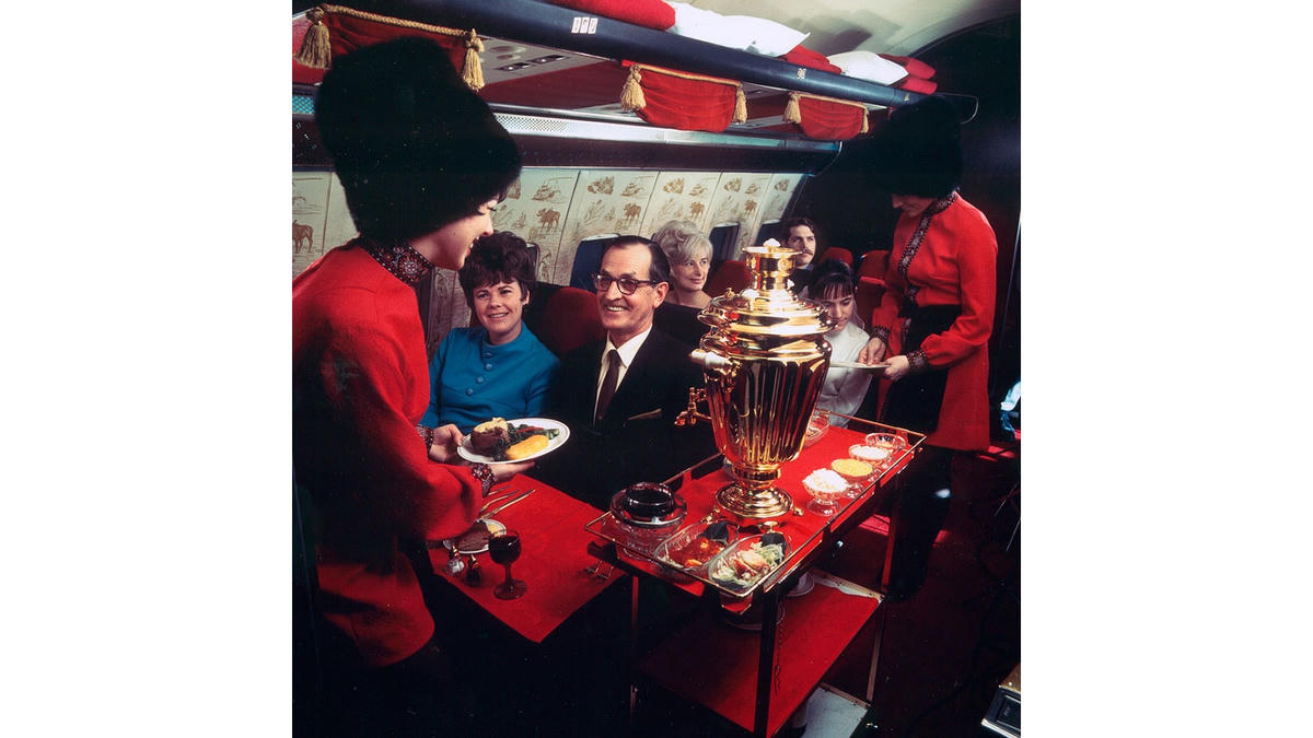 Quay lại cuối những năm 1960, Alaska Airlines đã ra mắt dịch vụ Golden Samovar để kỷ niệm “Di sản Nga đầy màu sắc của Alaska”. Ảnh: CNN.