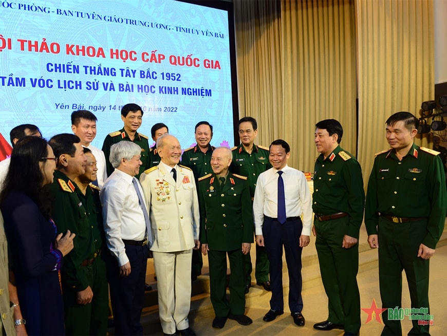  Các đại biểu trò chuyện bên lề Hội thảo.