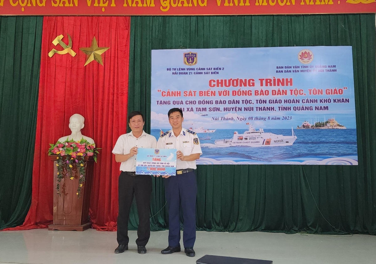 Tặng 5 triệu đồng cho quỹ hoạt động an sinh xã hội của xã Tam Sơn.  
