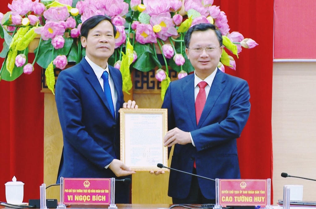 Quyền Chủ tịch UBND tỉnh Quảng Ninh Cao Tường Huy trao quyết định của UBND tỉnh cho ông Hoàng Văn Sinh. Ảnh: QMG.