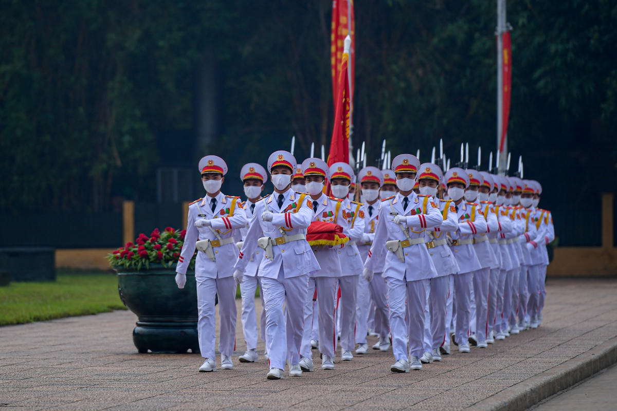 Đội hình thực hiện Lễ thượng cờ gồm 37 người. Dẫn đầu là Quân kỳ quyết thắng, sau đó là 34 chiến sỹ tiêu binh tượng trưng cho 34 chiến sỹ đầu tiên của Đội Việt Nam Tuyên truyền Giải phóng quân, tiền thân của Quân đội Nhân dân Việt Nam.