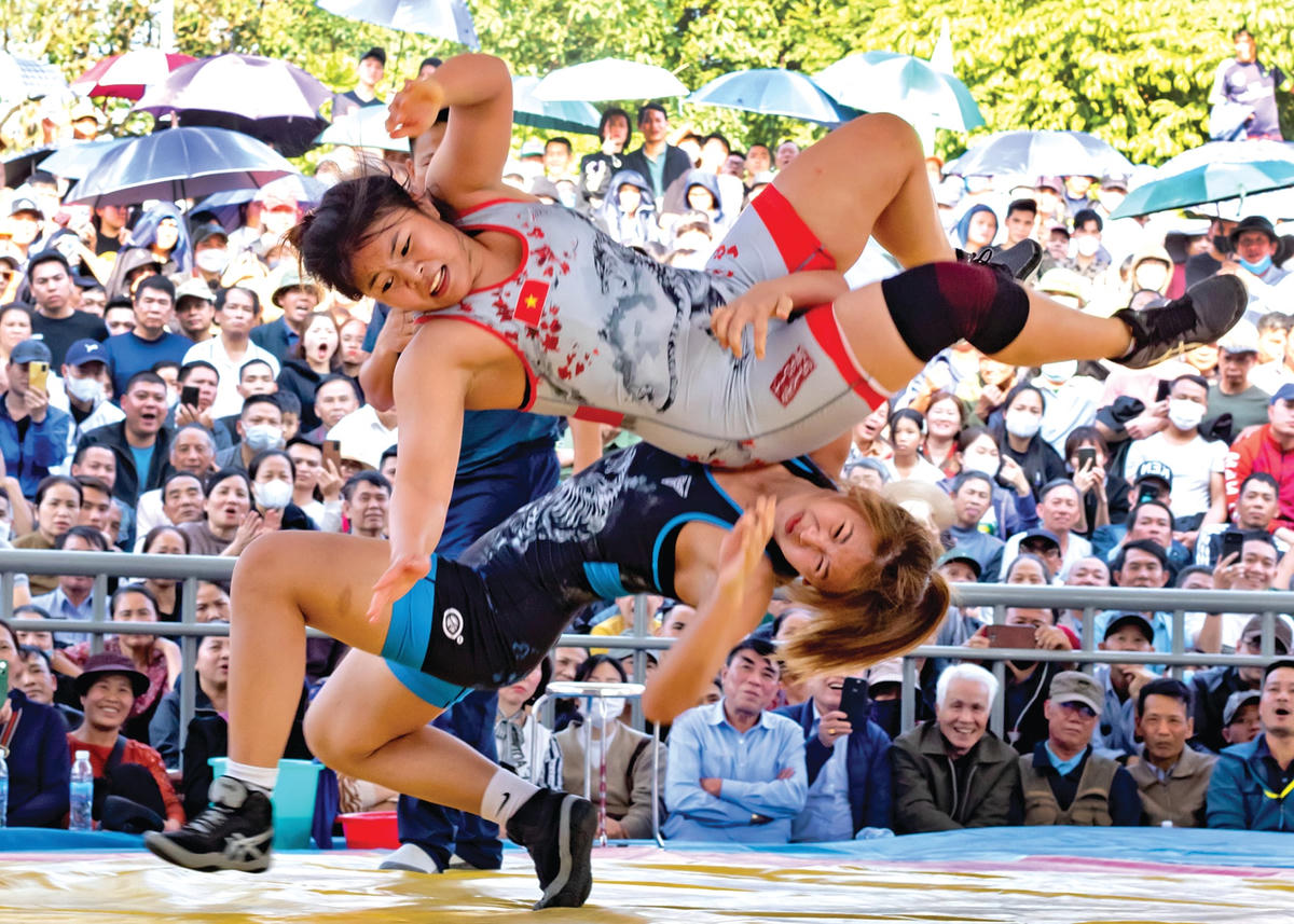 Một pha thắng đẹp ở hạng cân 77 kg vật nữ, đô vật Bích Du (Hà Nam) trang phục xanh đã thực hiện động tác kỹ thuật ghi 4 điểm trước đối thủ Thu Phương (Hà Nội).  