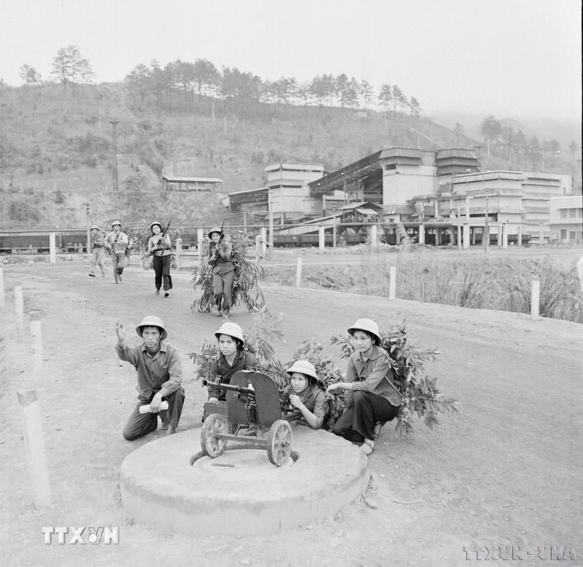 Tự vệ mỏ Vàng Danh, Quảng Ninh, không ngừng luyện tập, tăng cường công tác bảo vệ xí nghiệp, sẵn sàng đánh thắng mọi âm mưu của địch trong bất kỳ tình huống nào. (Ảnh: TTXVN)