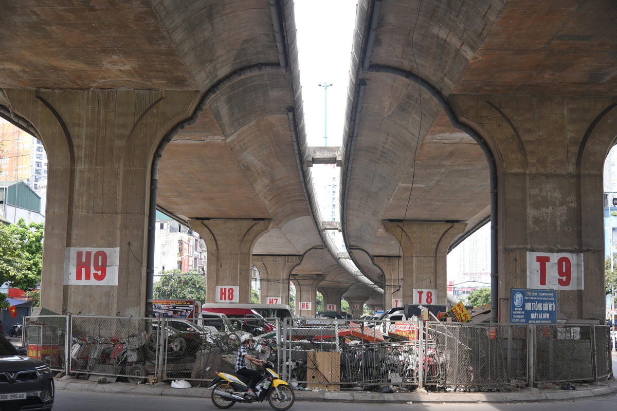 Cận cảnh các gầm cầu cạn sử dụng làm bãi đỗ xe ở Hà Nội