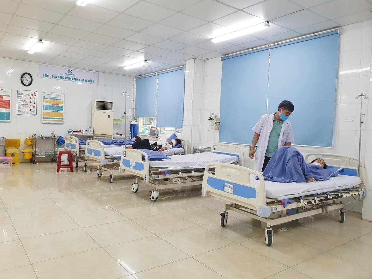 Bác sĩ Bệnh viện 199 thăm khám cho du khách (Đông Triều, Quảng Ninh) bị ngộ độc thực phẩm.