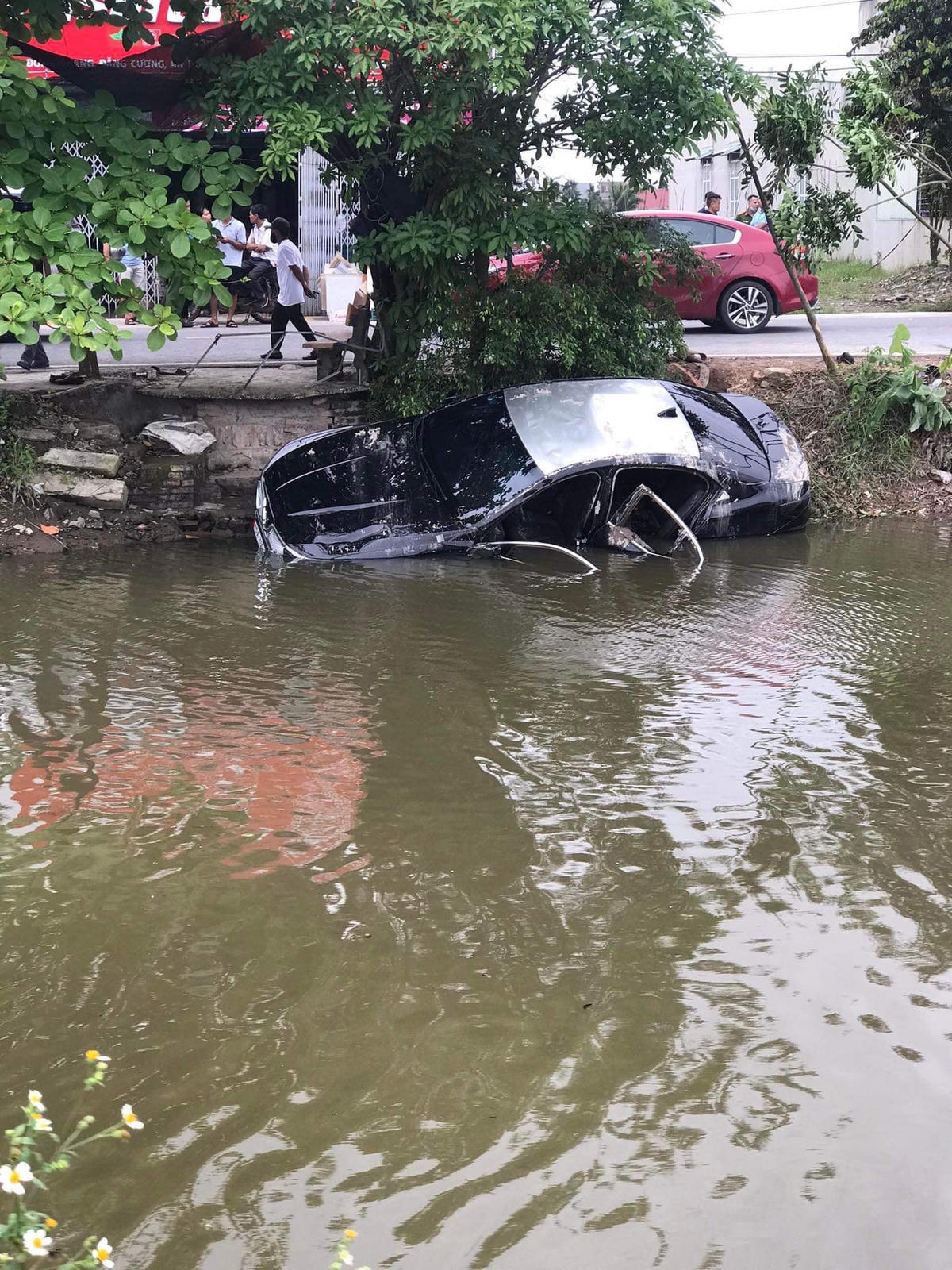 Chiếc xe ô tô lao xuống mương nước khiến hai người thiệt mạng.