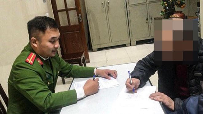 Người đàn ông bị Cơ quan Công an triệu tập do có hành vi lăng mạ tổ công tác làm nhiệm vụ.