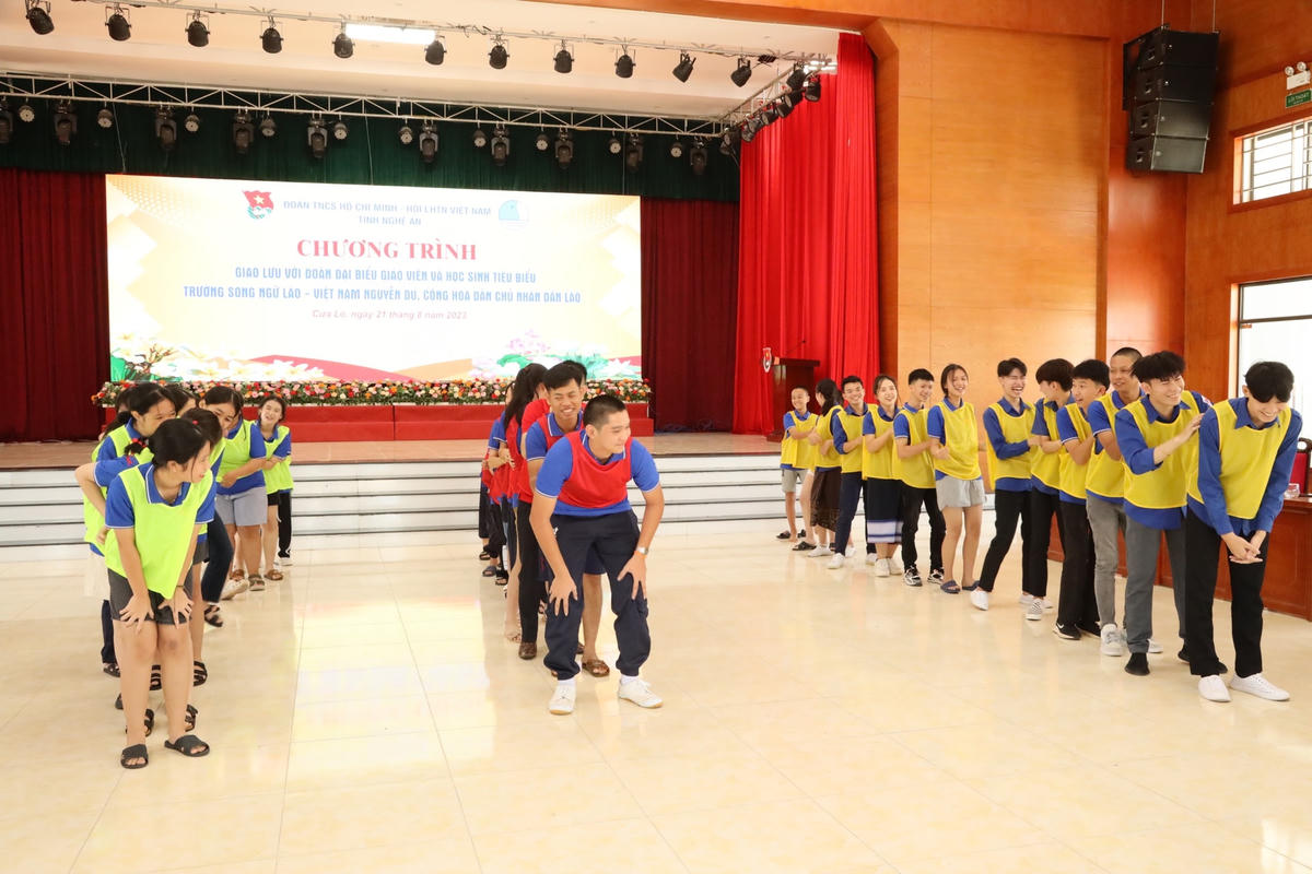 Tiếp đó, cả hai đội hợp lại nhau chia thành 3 nhóm gồm Đỏ, Vàng, Xanh Dương để bắt đầu chơi trò chơi kiến thức. Ảnh: Điền Bắc.