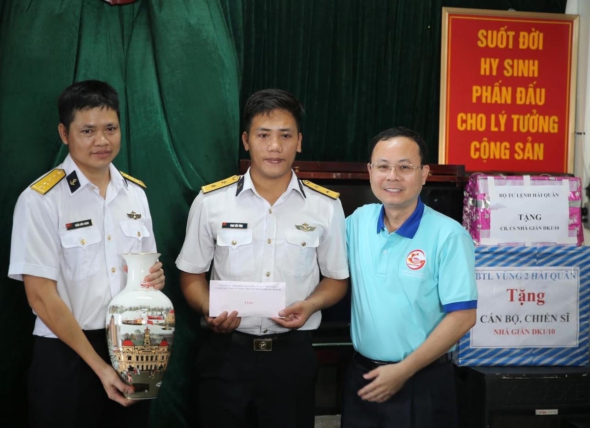 Ông Nguyễn Văn Hiếu, Phó Bí thư Thành ủy TPHCM tặng quà cho cán bộ, chiến sĩ.