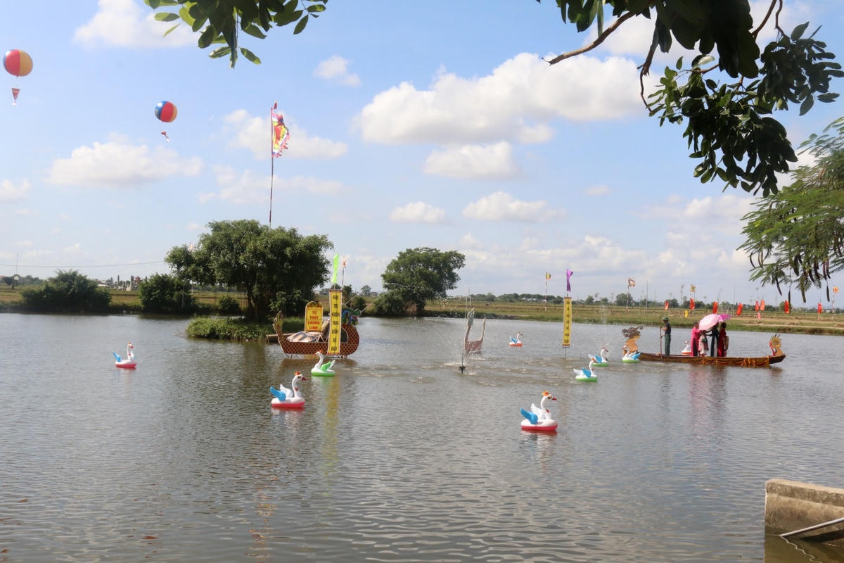 Đền Cựu Hào nằm ở vị trí đầu làng, có khuôn viên rộng, sông hồ hữu tình bao quanh và ở giữa một vùng quê thuộc vùng nam đồng bằng sông Hồng, sáng, xanh, sạch đẹp nhờ thành tựu xây dựng Nông thôn mới.