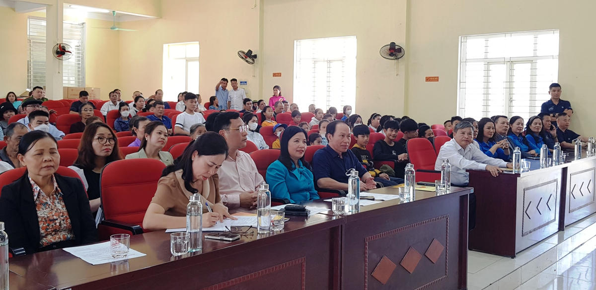 Các đại biểu tham dự buổi lễ.