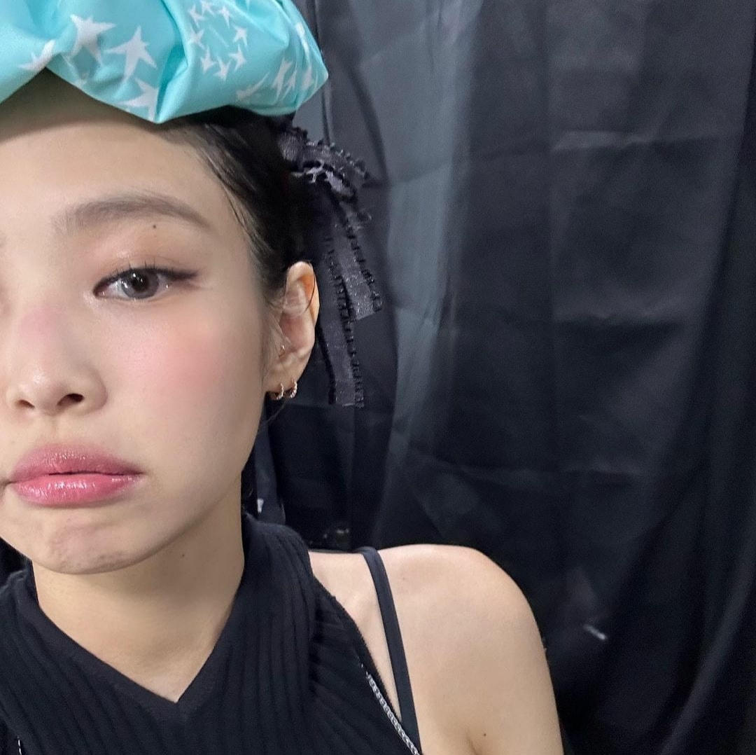 Jennie đăng story trên trang Instagram của mình với hình ảnh chườm túi lạnh trên đầu kèm dòng trạng thái “Xua đi cái nóng!”. Nguồn: Instagram. 