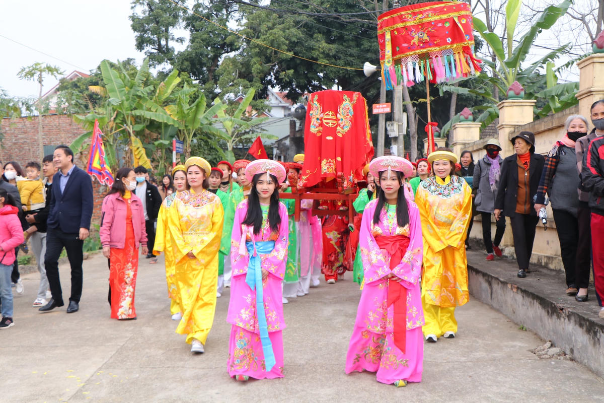 Chúa gái ngồi trên ngai và được các thanh niên nữ tú của làng Vi và làng Trẹo rước.