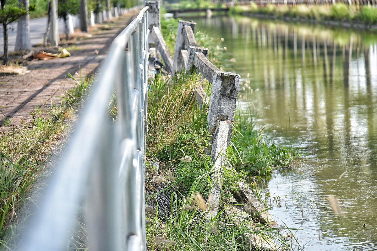 Ông Nguyễn Văn Quang (70 tuổi, ở xã Hạ Mỗ, huyện Đan Phượng) cho biết, hàng ngày có rất đông người dân đến đây tập thể dục, nhưng khi trời vừa nhá nhem tối, do lan can hỏng không ai dám đi qua đây vì sợ ngã xuống kênh.