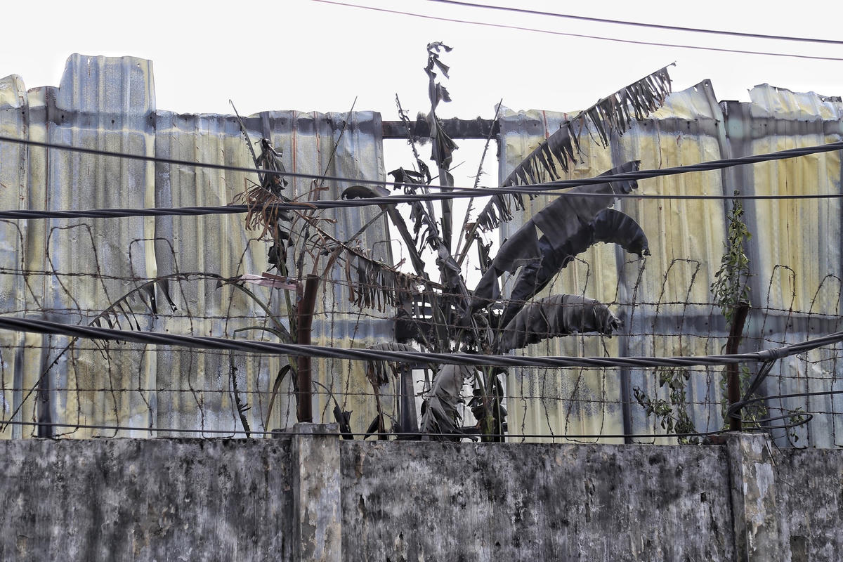 Mái tôn bị hư hại nặng sau vụ cháy.