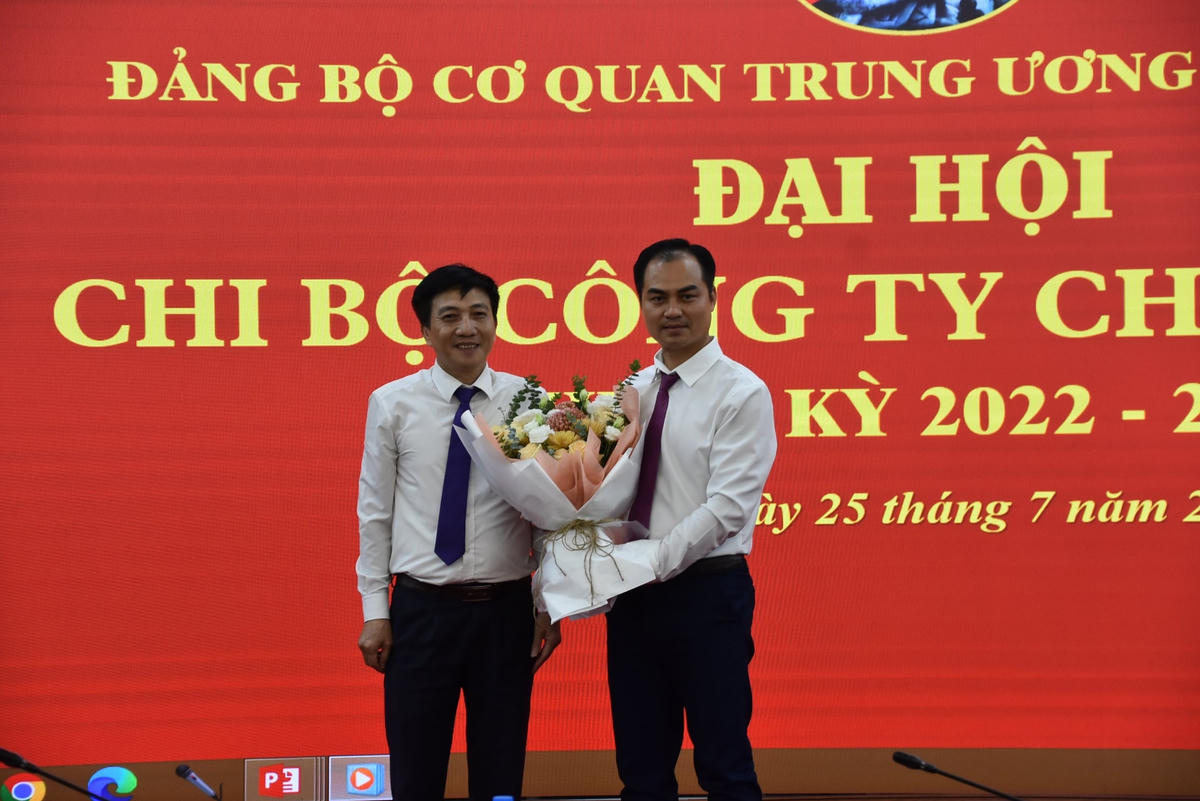Ông Vũ Chí Hoà (bên phải), Giám đốc Công ty Chấn Hưng được bầu giữ chức Phó Bí thư Chi bộ.