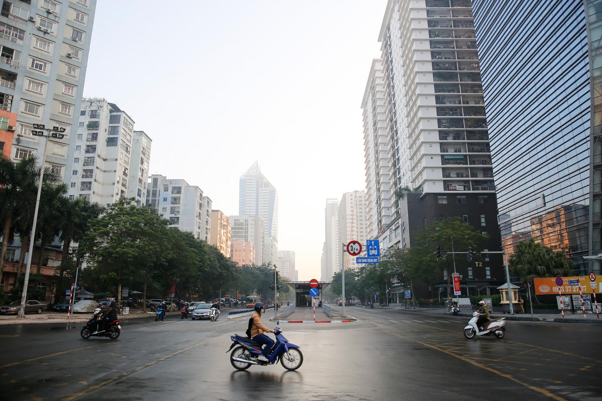 Đường phố Hà Nội không còn cảnh chen chúc, ồn ào như thường nhật. 