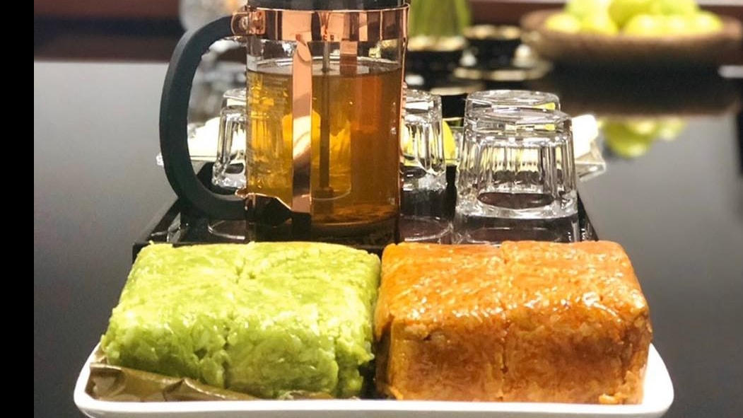 Bánh chưng gấc và bánh chưng xanh truyền thống. Ảnh MXH.  