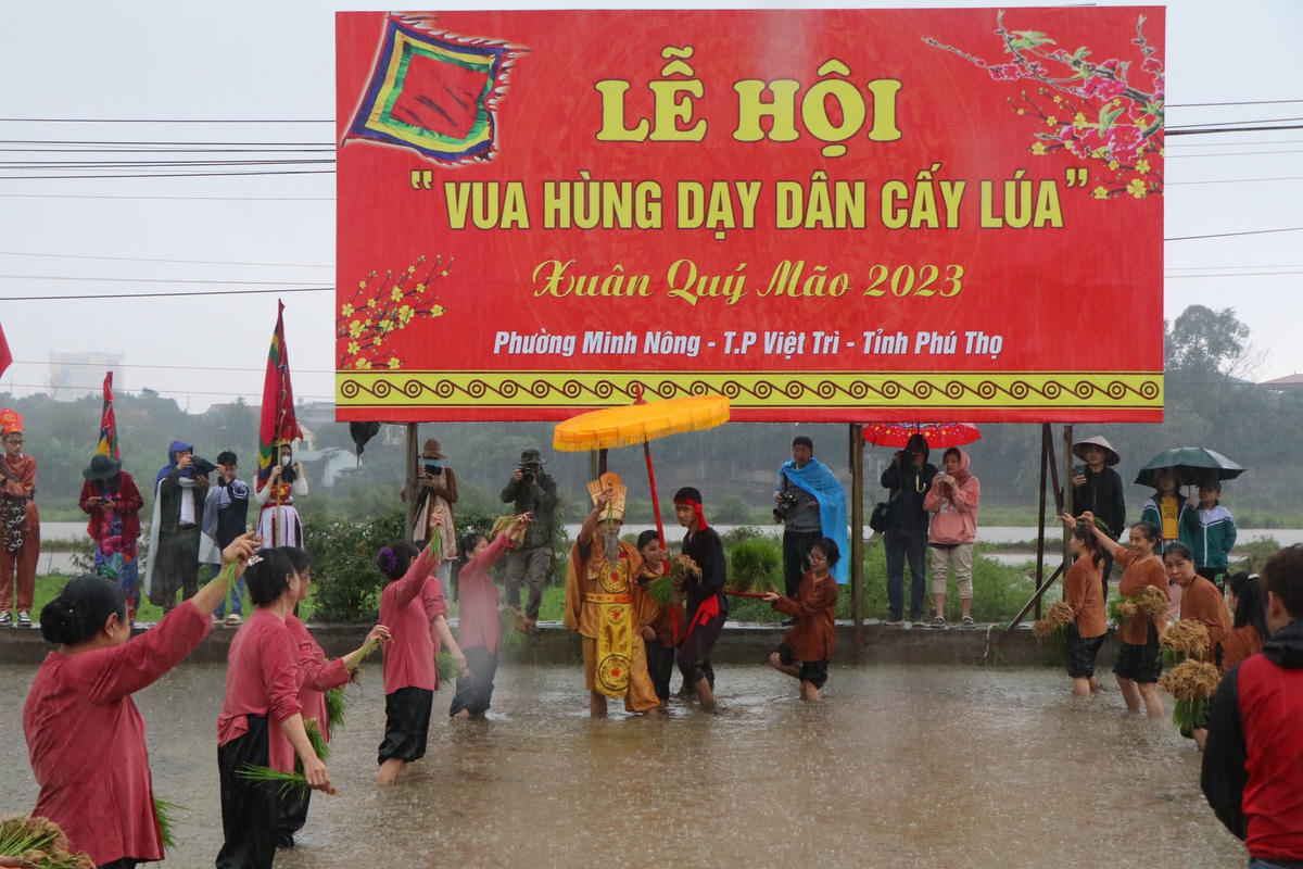 Vua Hùng xuống ruộng dạy dân cấy lúa