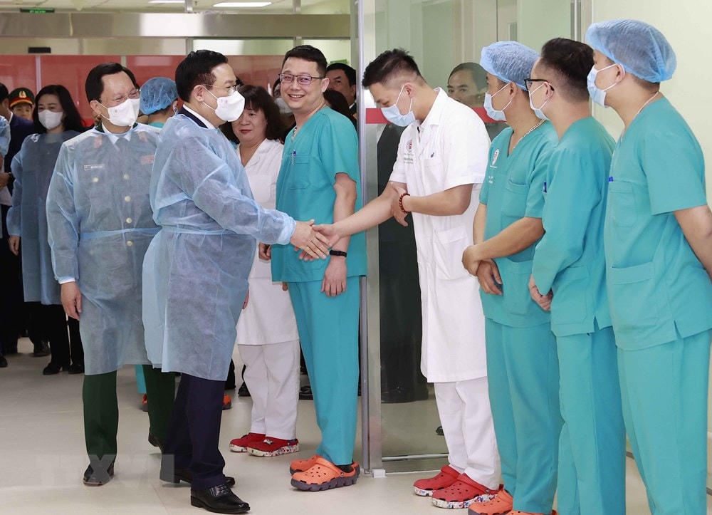 Chủ tịch Quốc hội Vương Đình Huệ với các y, bác sỹ Khoa Hồi sức ngoại khoa và ghép tạng, Bệnh viện Trung ương Quân đội 108. (Ảnh: Doãn Tấn/TTXVN).