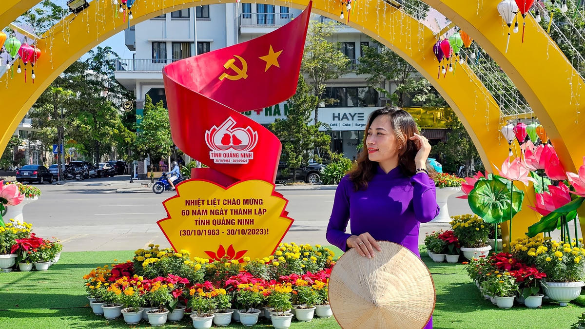 Nhân dịp kỷ niệm 60 năm Ngày thành lập, chị Nguyễn Thị Minh Phượng (phường Hà Lầm, TP Hạ Long) đã quyết định sẽ thực hiện một bộ ảnh để ghi lại những khoảnh khắc lịch sử của tỉnh nhà. Trò chuyện cùng PV Báo Đại Đoàn Kết, chị Phượng bồi hồi chia sẻ: “Mình rất tự hào về tỉnh Quảng Ninh, tự hào về những thành tựu phát triển nổi bật của tỉnh nhà trong những năm qua. Thật sự là đi đâu về cũng cảm thấy tỉnh của mình là đẹp nhất”.