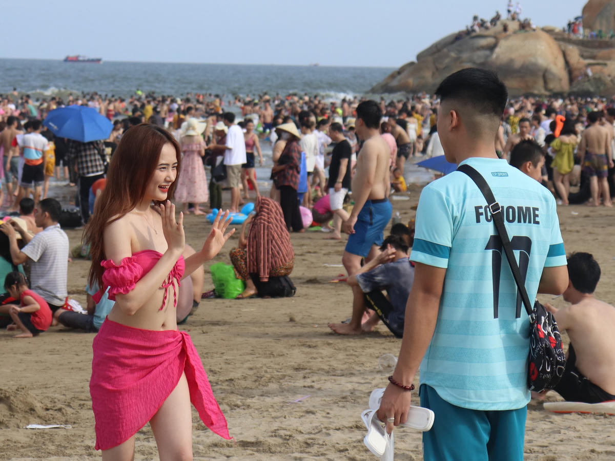 Một bạn nữ đang tập trung biểu diễn điệu nhảy của mình khi quay TikTok. Còn về phía bạn nam, anh chàng phải mang vác lỉnh kỉnh cả túi, dép và một bao quần áo.