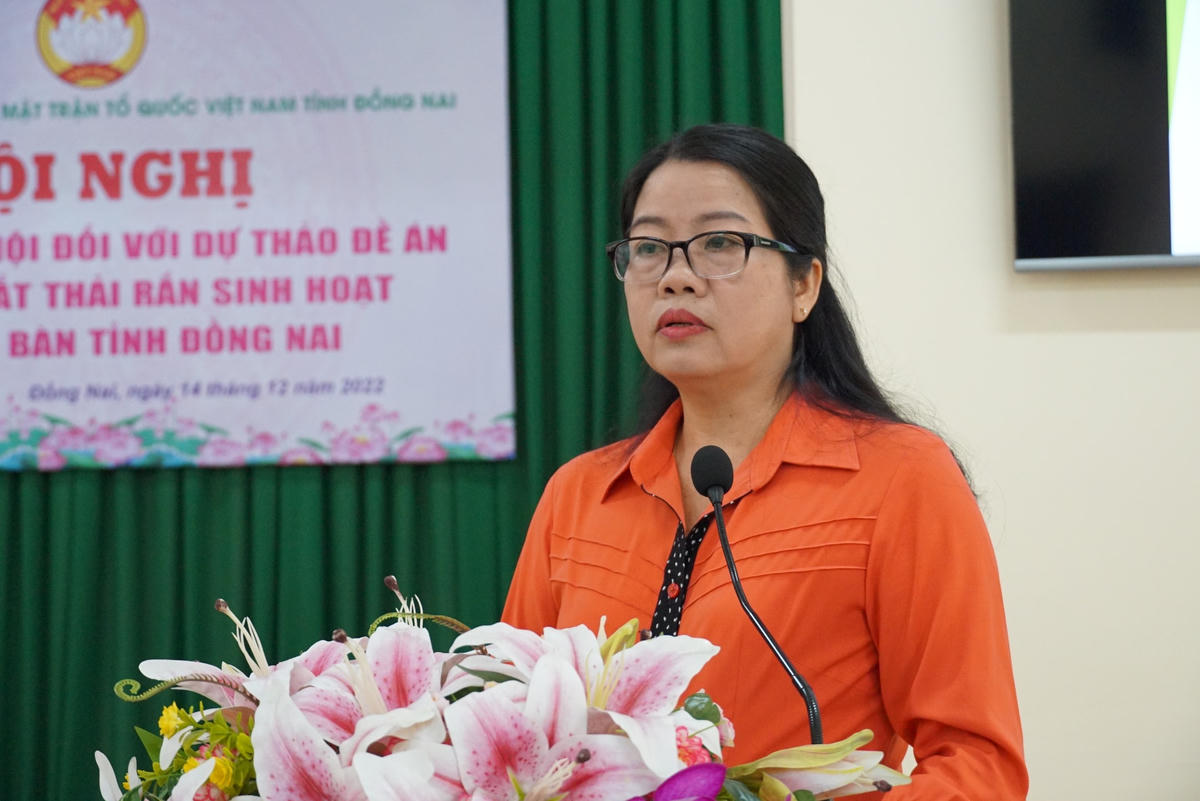 Phó Chủ tịch Ủy ban MTTQ Việt Nam tỉnh Đồng Nai Lưu Thị Hà khai mạc hội nghị. Ảnh: Mạnh Thìn.