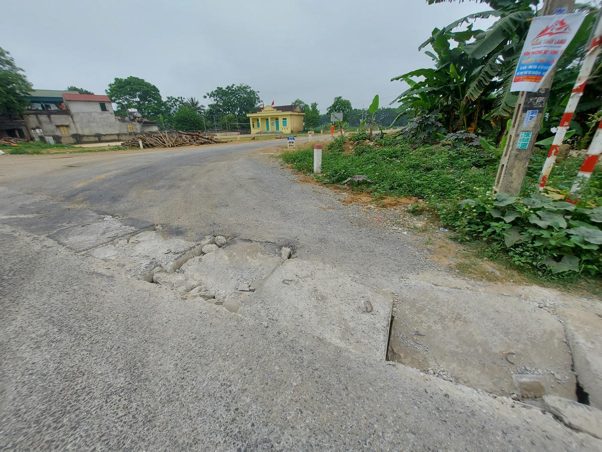 Điểm đầu dự án là Km0, giao nhau với QL217, điểm cuối là thôn Chanh, xã Cẩm Thành. Theo thiết kế, nền đường có chiều rộng 6,5m (trong đó, mặt đường rộng 3,5m, lề đường mỗi bên 1,5m); lớp mặt đường sử dụng kết cấu láng nhựa 2 lớp TCN 3,0kg/m2. Dự án có tổng chiều dài tuyến đường là 22,4km; vận tốc thiết kế tiêu chuẩn là 30km/h; chiều rộng nền đường 6,5m, mặt đường 3,5m. Công trình thoát nước thiết kế vĩnh cửu bằng bê tông thường và bê tông cốt thép.