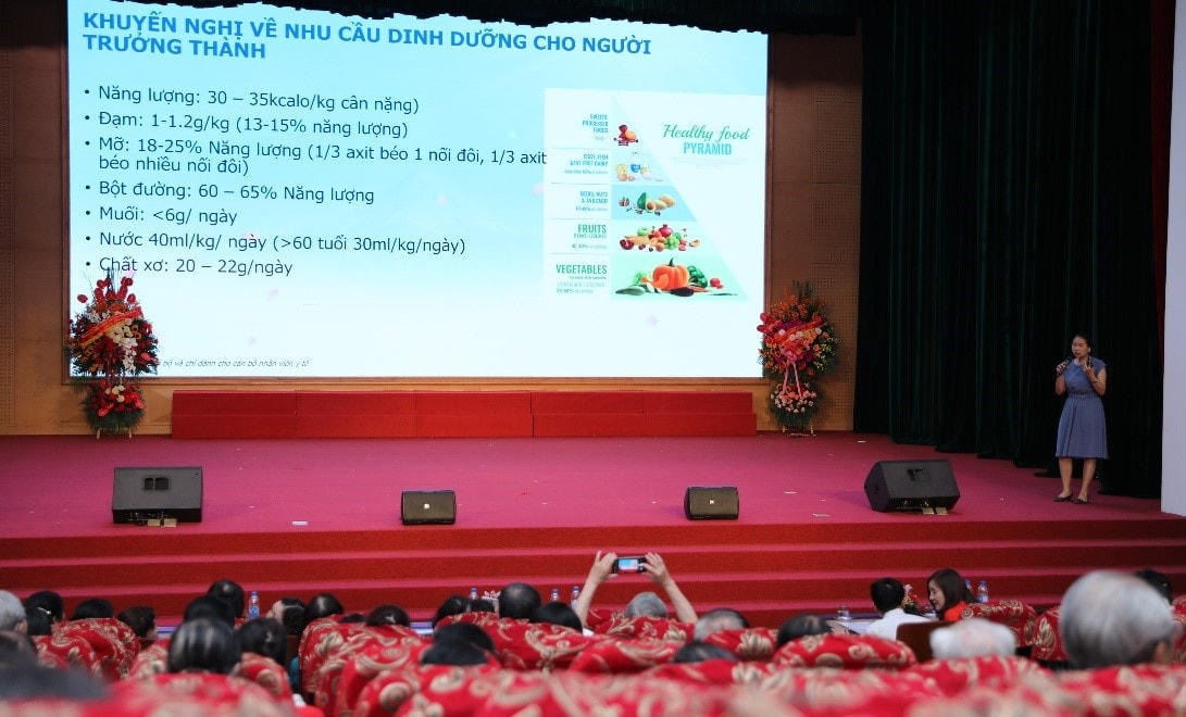 Những vấn đề về sức khỏe mà người cao tuổi hay gặp phải cùng những khuyến nghị về nhu cầu dinh dưỡng được các bác sĩ có chuyên môn cao trình bày chi tiết trong chương trình.