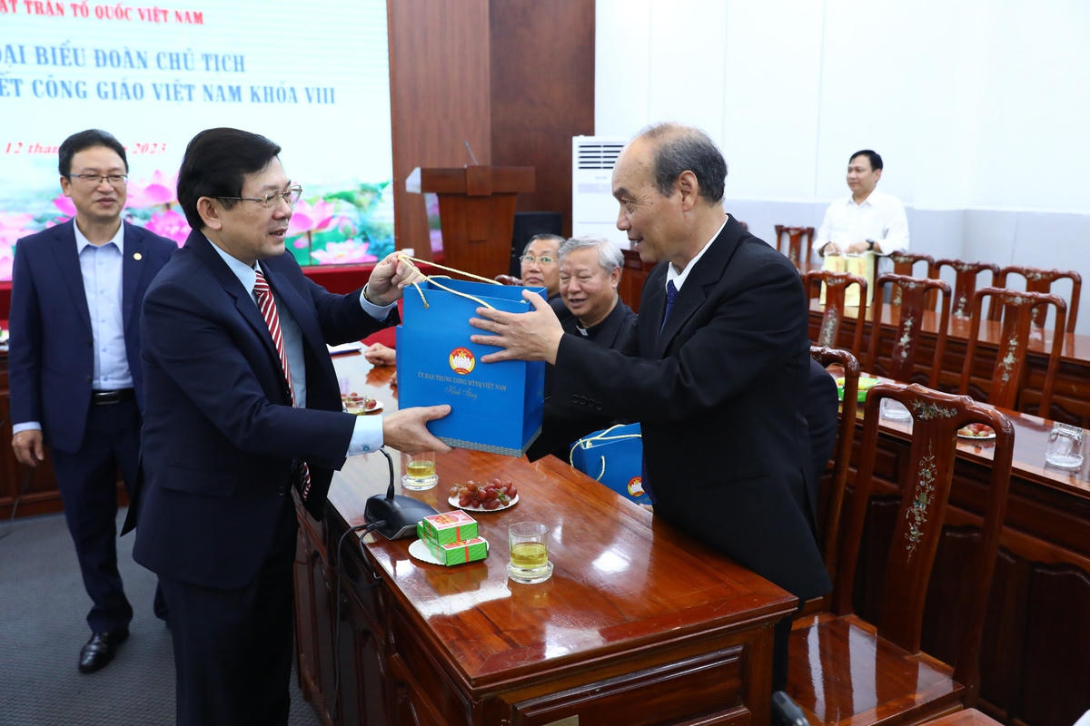 Phó Chủ tịch UBTƯ MTTQ Việt Nam Nguyễn Hữu Dũng tặng quà lưu niệm Đoàn đại biểu Đoàn Chủ tịch Trung ương Ủy ban Đoàn kết Công giáo Việt Nam.