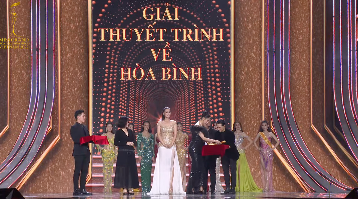 Đoàn Thiên Ân nhận giải Thí sinh có phần thuyết trình về hòa bình tốt nhất.