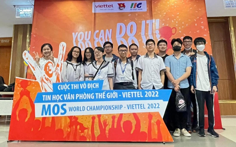 Tại Cuộc thi Vô địch Tin học văn phòng Thế giới-Viettel 2022 (MOS World Championship-Viettel 2022) tại Việt Nam, 7/7 học sinh của Trường chuyên Lê Hồng Phong đoạt giải (1 giải Nhất, 4 giải Nhì, 2 giải Ba).