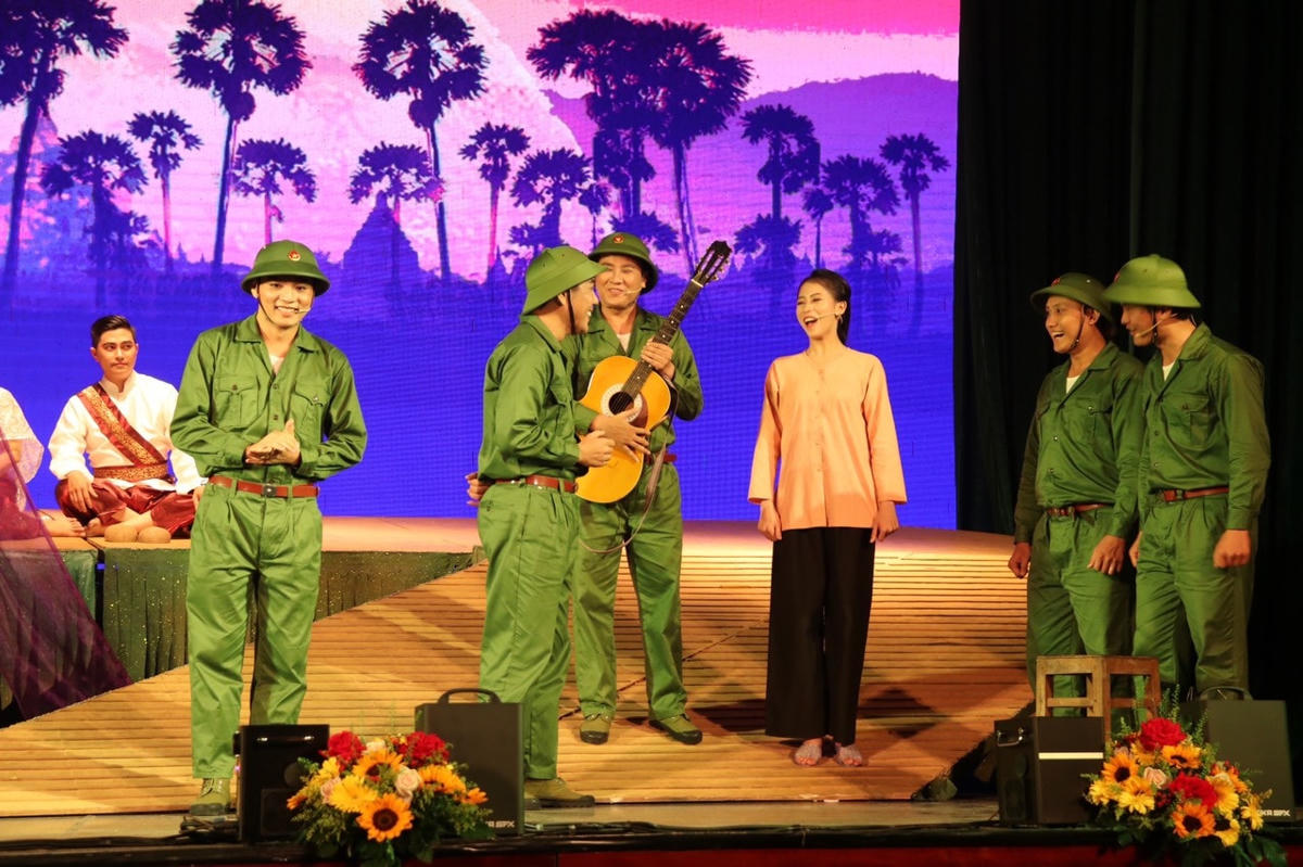 Cảnh trong vở “Bên dòng Long Khốt”.