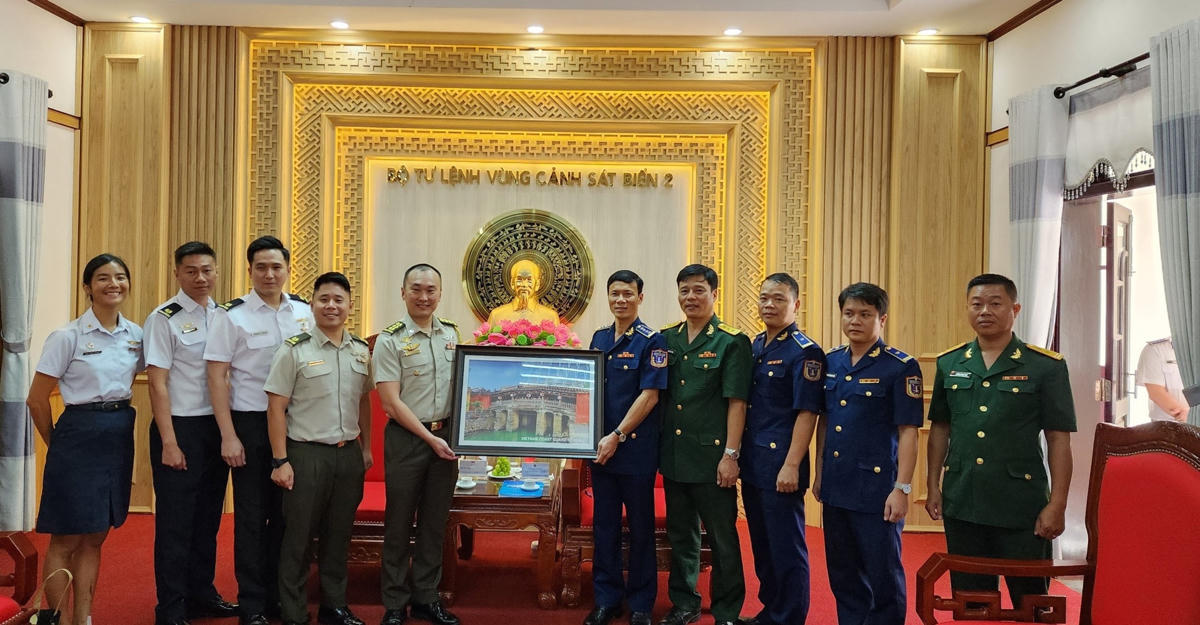 BTL CBS 2 tặng quà lưu niệm Đoàn sĩ quan trẻ Quân đội Singapore.