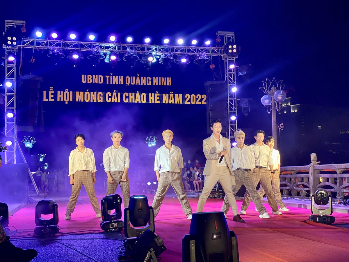 Màn trình diễn cháy hết mình trên sân khấu của ca sĩ Erik đã "đốn tim" nhiều khán giả yêu âm nhạc.