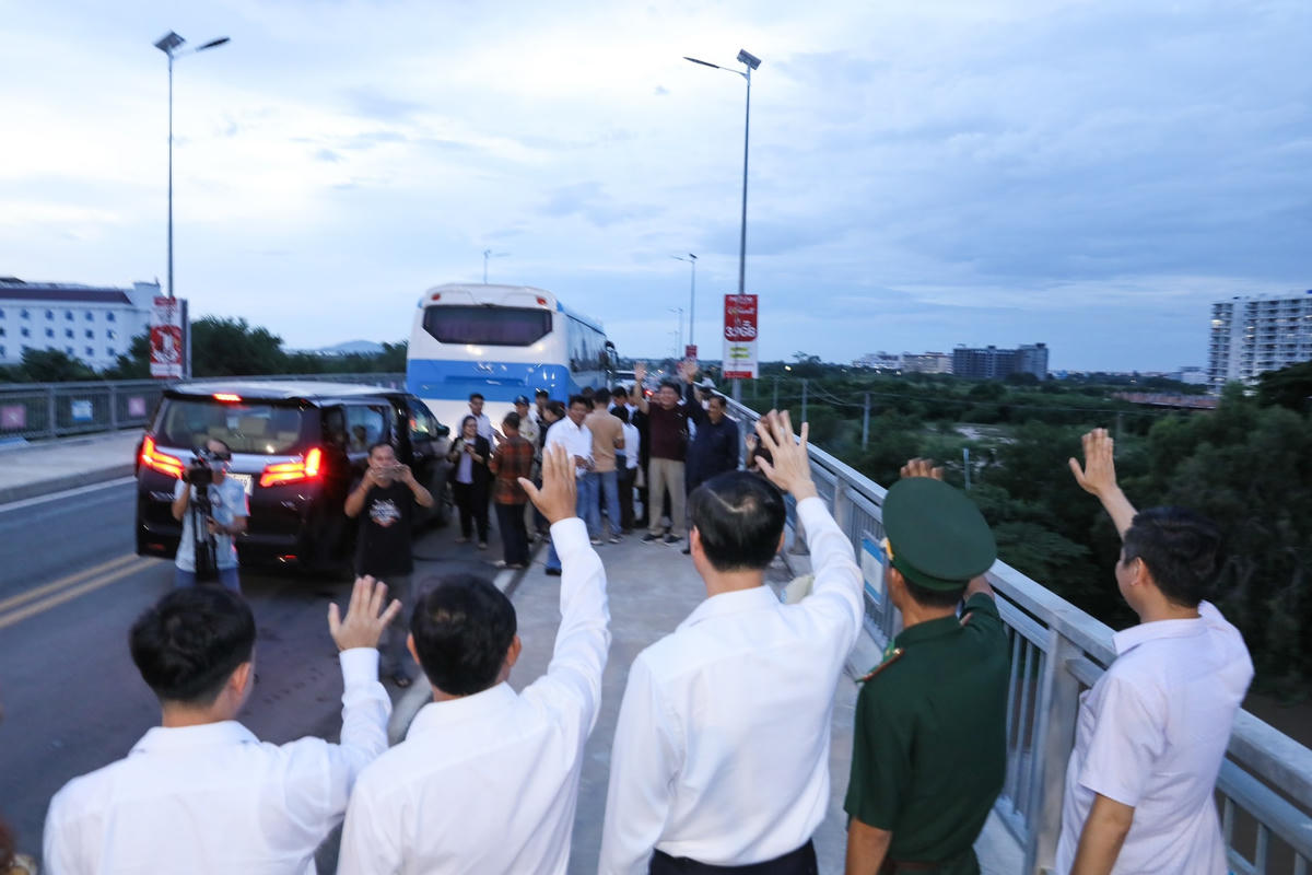 Phó Chủ tịch UBTƯ MTTQ Việt Nam Phùng Khánh Tài cùng các đại biểu đoàn Việt Nam vẫy tay tạm biệt đoàn đại biểu Ủy ban Mặt trận đoàn kết phát triển Tổ quốc Campuchia tại cửa khẩu quốc tế Khánh Bình, huyện An Phú, tỉnh An Giang.
