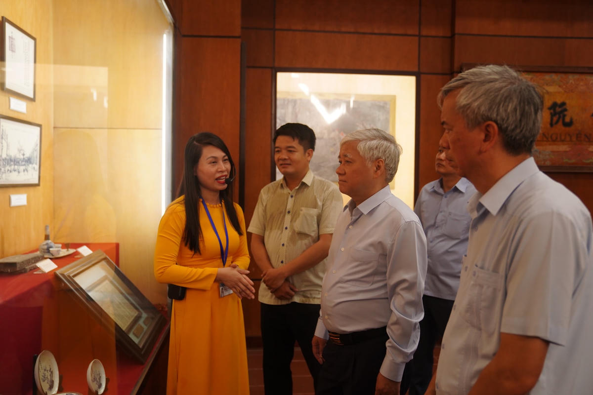 Đoàn tham quan Khu lưu niệm Đại thi hào Nguyễn Du (huyện Nghi Xuân, Hà Tĩnh).