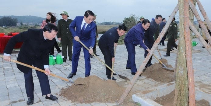 Lãnh đạo tỉnh Thanh Hóa tham gia hoạt động trồng cây xanh.