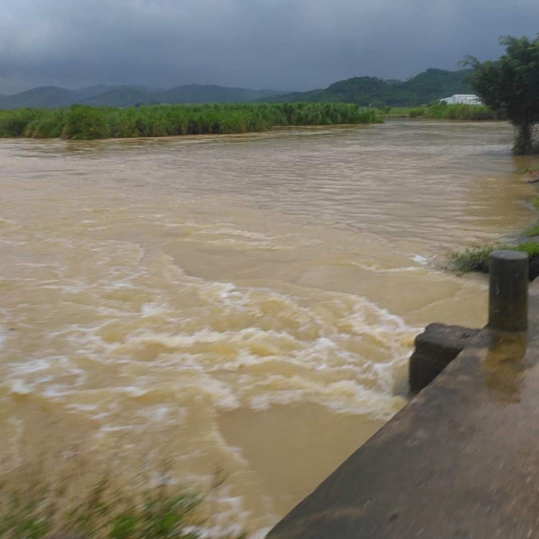 Nước lên nhanh, đe dọa nhấn chìm cầu tràn xã Thành Tân (huyện Thạch Thành).