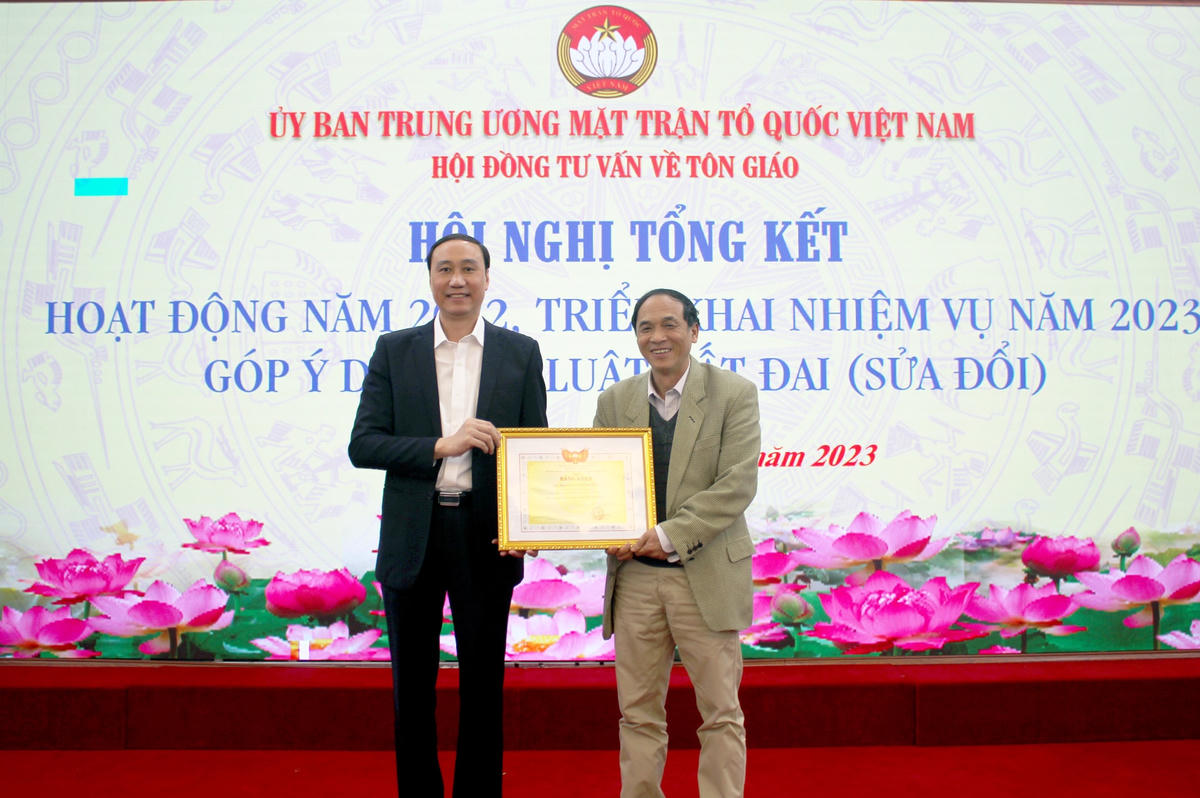 Phó Chủ tịch Phùng Khánh Tài trao Bằng khen của UBTƯ MTTQ Việt Nam cho thành viên Hội đồng tư vấn về Tôn giáo.