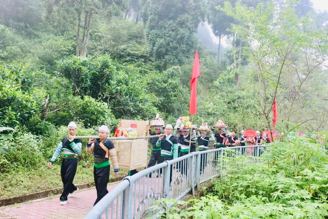 Nghi thức rước chè tổ của bà con Văn Chấn quanh suối Giàng.