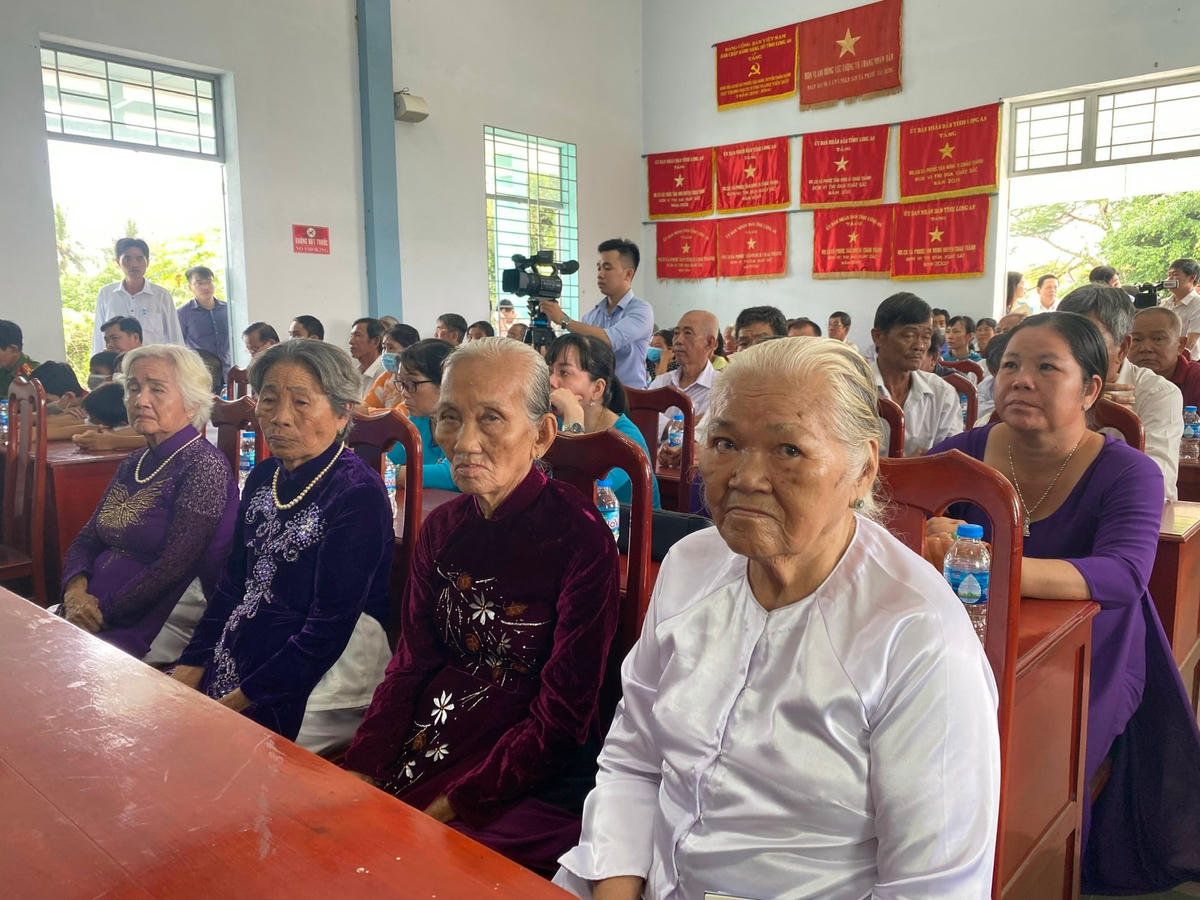 Đông đảo người dân ấp 8, xã Phước Tân Hưng tham gia Ngày hội.