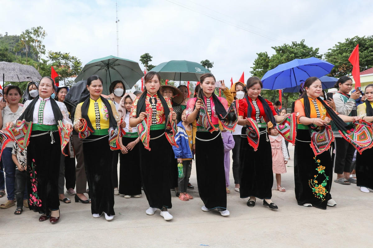 Chủ tịch Đỗ Văn Chiến chung vui ngày hội Đại đoàn kết với đồng bào các dân tộc huyện Mộc Châu
