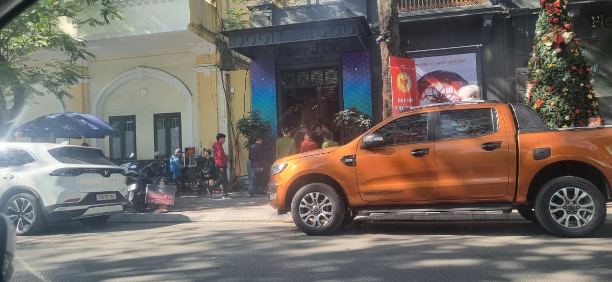 Lực lượng chức năng khám nghiệm quán bar nơi xảy ra vụ việc.