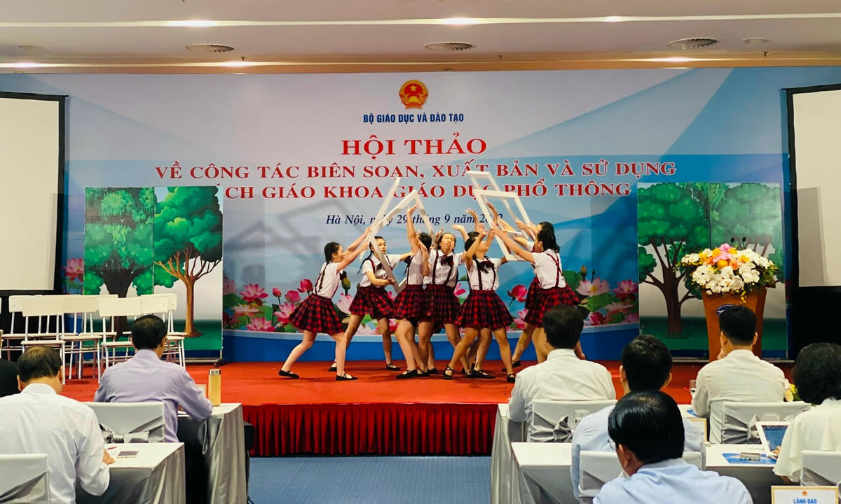 Một tiết mục văn nghệ của học sinh biểu diễn tại hội thảo.