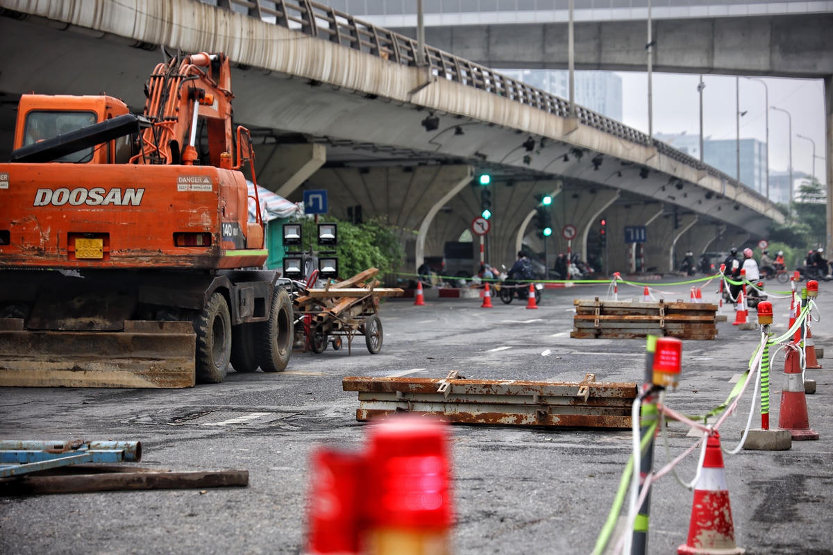 Bên cạnh đó, hiện cầu vượt Mai Dịch vẫn cho phương tiện môtô, xe gắn máy lưu thông tiềm ẩn nguy cơ mất an toàn giao thông rất cao, vận tốc khai thác chỉ cho phép 60km/h.